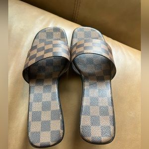 Adorable summer 2” heels perfect condition